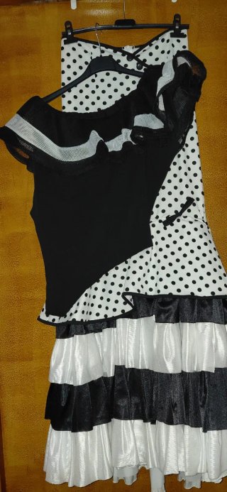 Body y falda de lunares
