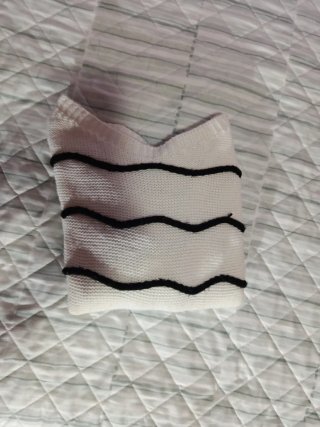 Jersey de punto amarillo, jersey rosa y uno blanco