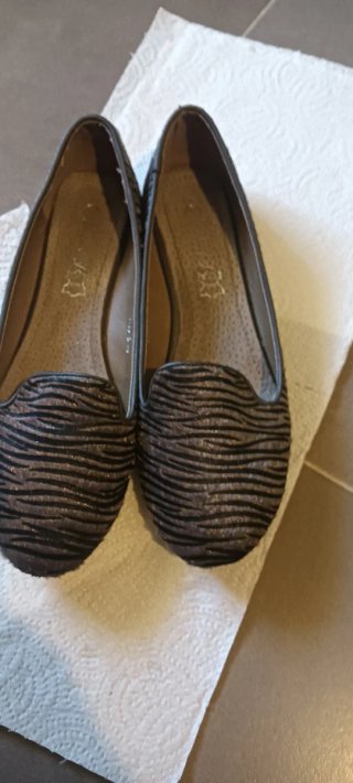 Zapatos de piel cebra marrones y negros