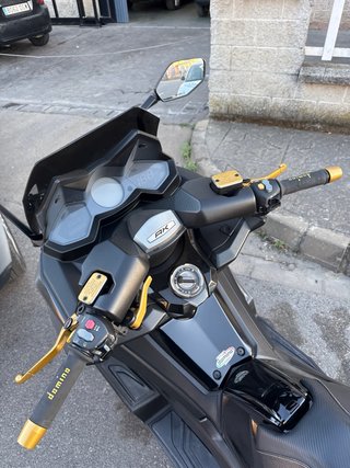 Kymco AK 550 Negra con Extras limitada en ficha