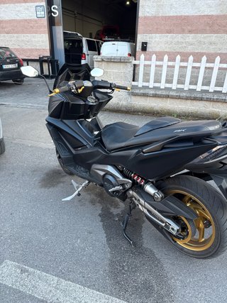 Kymco AK 550 Negra con Extras limitada en ficha