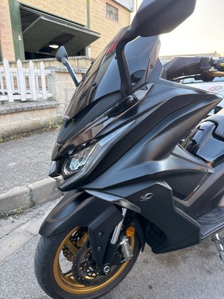 Kymco AK 550 Negra con Extras limitada en ficha