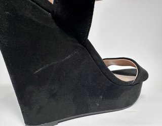 Sandalias de cuña negras de ante