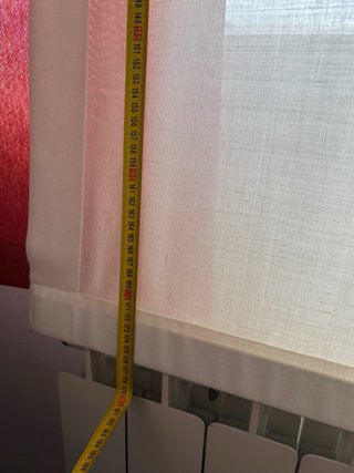 Cortinas de riel beige y rojo