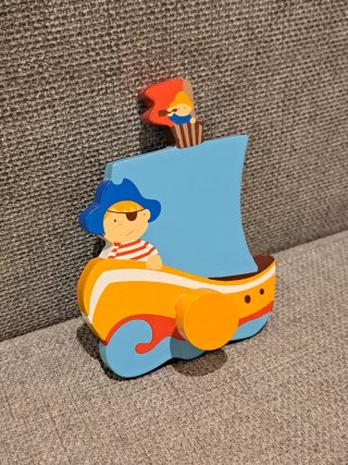 Colgadores infantiles de madera pirata