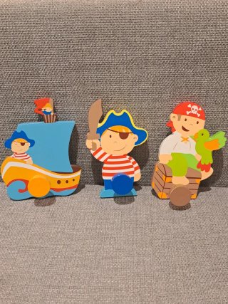 Colgadores infantiles de madera pirata