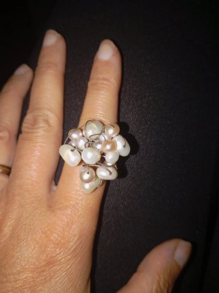 Anello fatto a mano con perle