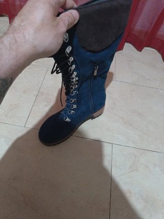 Botas altas azules y marrones