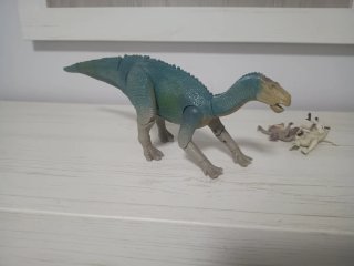 Dinosaurio Iguanodon Disney con monos