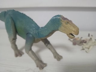 Dinosaurio Iguanodon Disney con monos