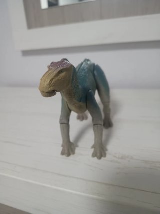 Dinosaurio Iguanodon Disney con monos