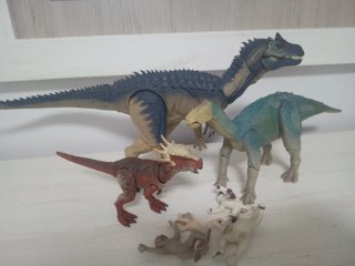 Dinosaurio Iguanodon Disney con monos