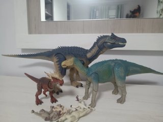 Dinosaurio Iguanodon Disney con monos
