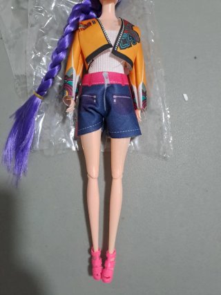 Muñeca K-Pop estilo urbano