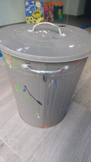 Cubo metálico gris con tapa 40 litros
