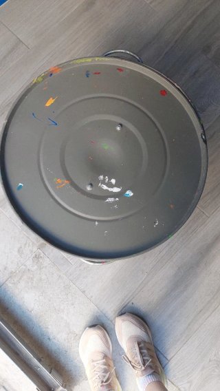 Cubo metálico gris con tapa 40 litros