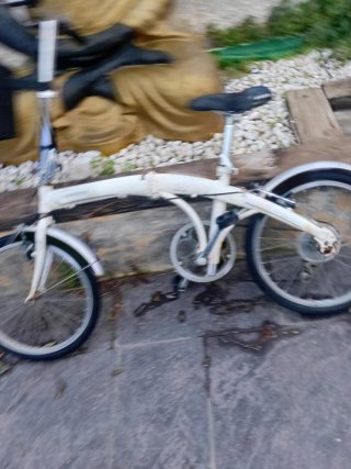 Bicicleta plegable blanca