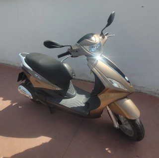 Piaggio Fly 125cc Scooter Oro/Negro