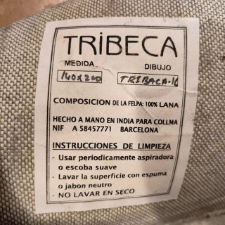 Alfombra beige con lunares marrones.