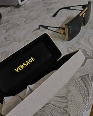 Gafas de sol Versace negras y doradas