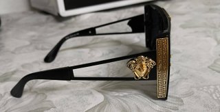 Gafas de sol Versace negras y doradas