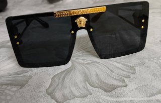 Gafas de sol Versace negras y doradas