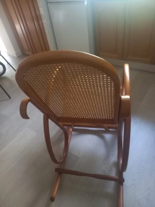 Mecedora de ratán y madera