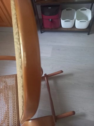 Mecedora de ratán y madera