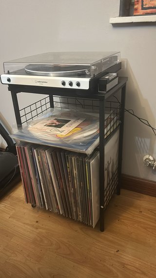 Mueble para tocadiscos negro y blanco