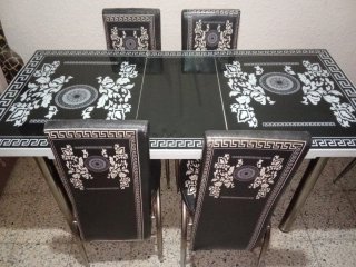 Mesa Comedor Cristal Negra con 4 Sillas.