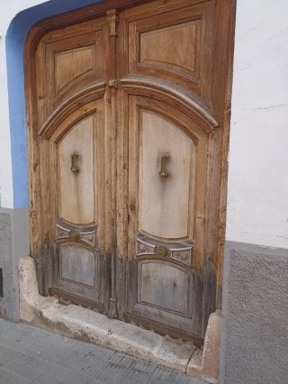 Puerta antigua madera maciza.Interesados, neg
