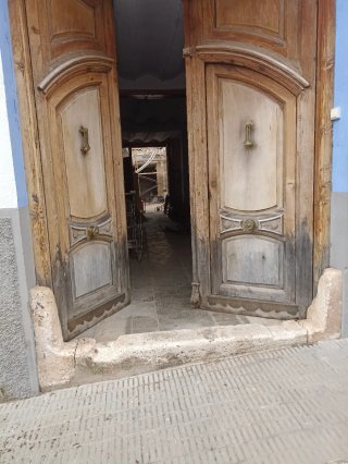 Puerta antigua madera maciza.Interesados, neg