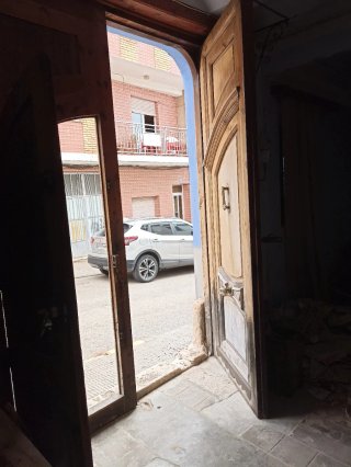 Puerta antigua madera maciza.Interesados, neg