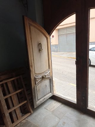 Puerta antigua madera maciza.Interesados, neg