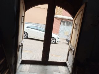 Puerta antigua madera maciza.Interesados, neg