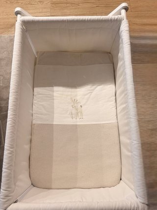 Minicuna blanca con ruedas