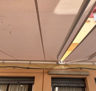 Toldos automáticos  beige y blanco