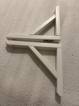 Estantería blanca con soportes