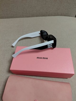 Gafas de sol Miu Miu negras y blancas