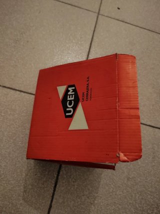 Cerradura de puerta dorada con llaves