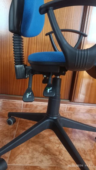 Silla giratoria azul con brazos