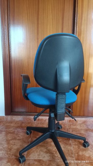 Silla giratoria azul con brazos