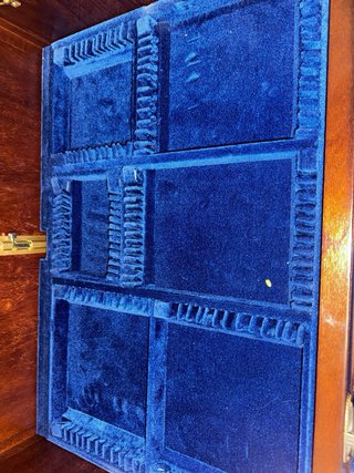 Mueble para cubiertos de madera y terciopelo