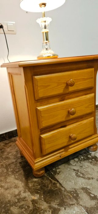 Mesita de noche provenzal de madera