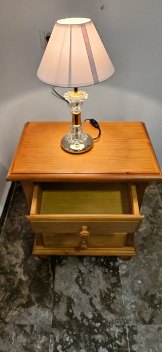 Mesita de noche provenzal de madera