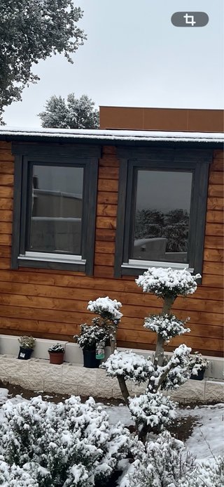 Ventana de madera rústica para cabaña