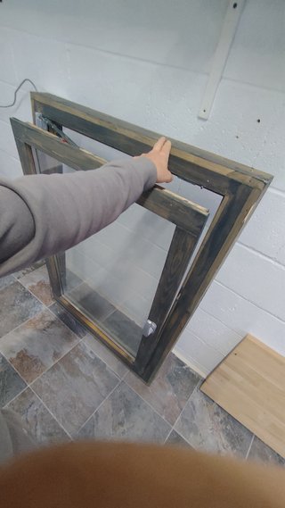 Ventana de madera rústica para cabaña