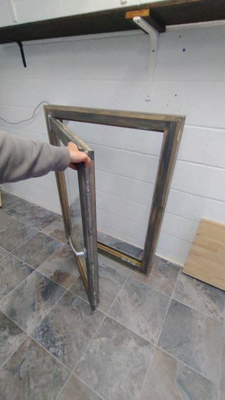Ventana de madera rústica para cabaña