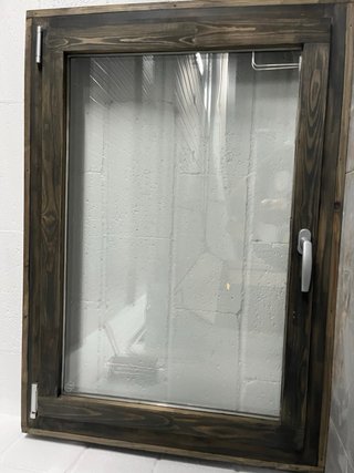 Ventana de madera rústica para cabaña