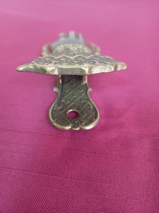 Pieza sujetapapeles de bronce mano